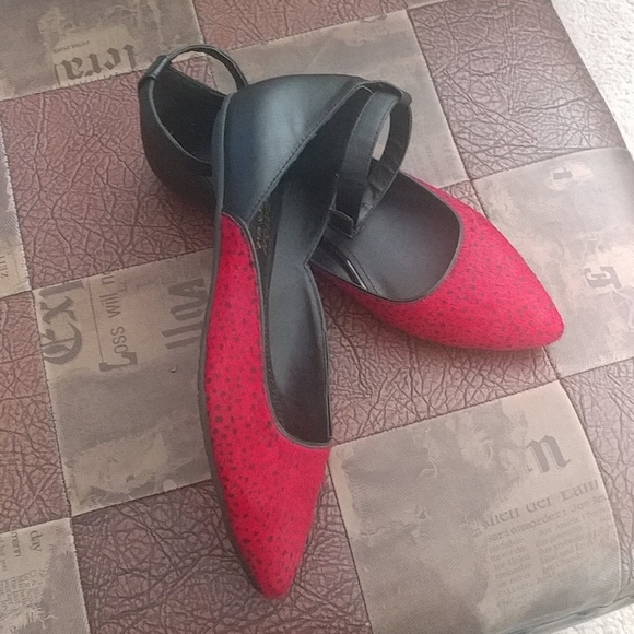 Kenneth Cole Reaction Flats - Picture 2 of 2